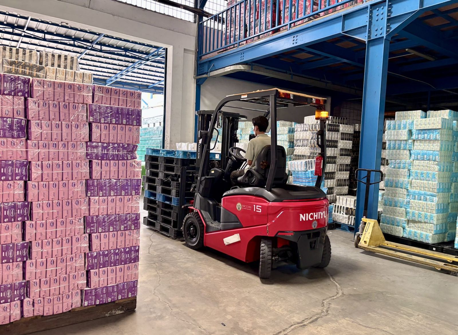 Forklift di gudang barang jadi