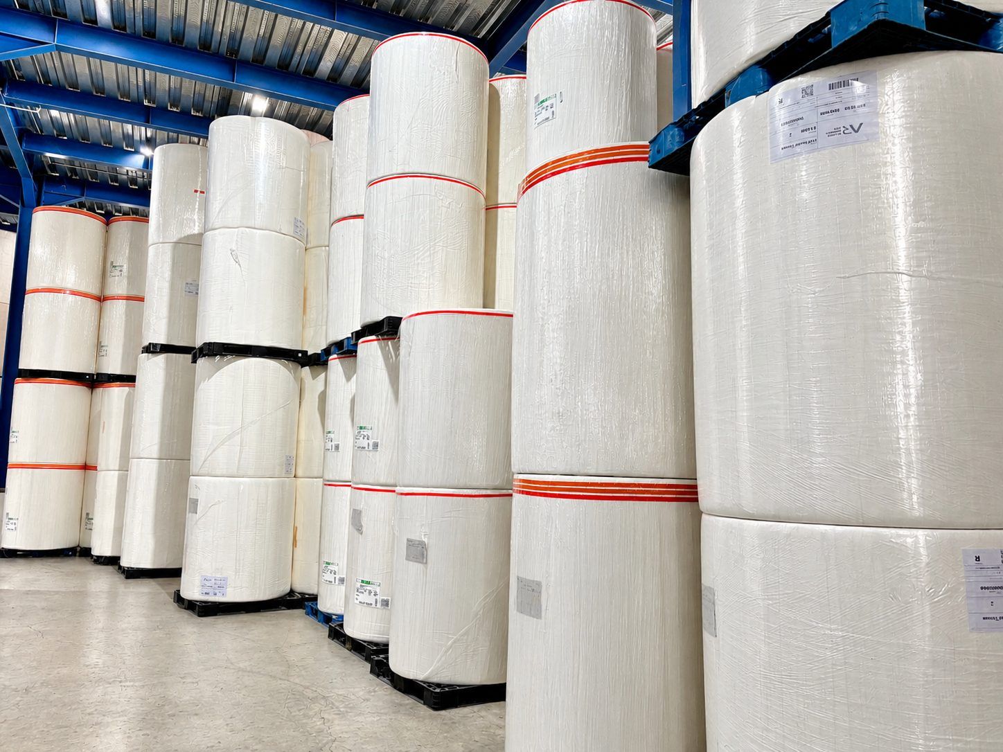 Gudang jumbo roll bahan baku tissue PT Hoka Karya Mandiri